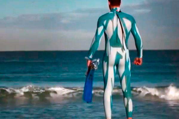 Traje-de-surfista-te-hace-invisible-a-los-tiburones